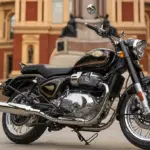 Royal Enfield Bullet 650 Motorrad in Schwarz mit goldenen Zierstreifen vor einem historischen Gebäude