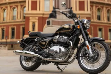 Royal Enfield Bullet 650 Motorrad in Schwarz mit goldenen Zierstreifen vor einem historischen Gebäude