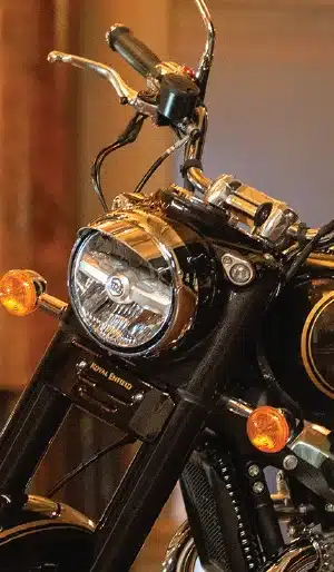 Nahaufnahme des Frontscheinwerfers und Lenkers der Royal Enfield Bullet 650 in Cannon Black.