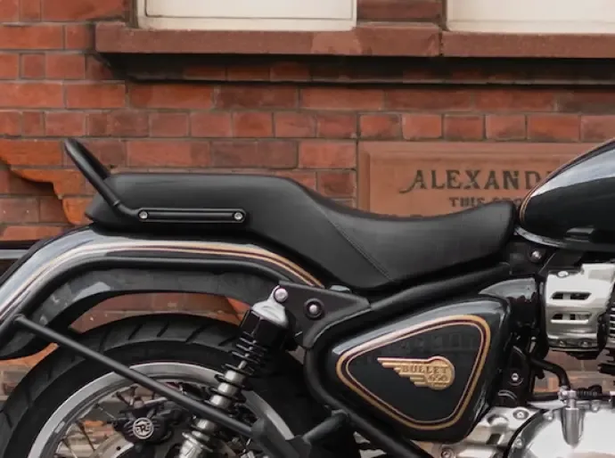 Seitliche Detailaufnahme der Royal Enfield Bullet 650 mit Fokus auf Sitzbank, Federbein und Seitendeckel.