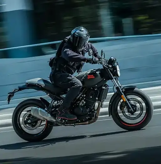Royal Enfield Guerrilla 450 Motorrad in Schwarz während der Fahrt auf der Straße