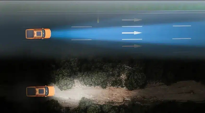 Zwei Santana 400 D Pick-ups zeigen Fahrten bei Nacht mit LED-Scheinwerfern auf Straße und unbefestigtem Gelände.