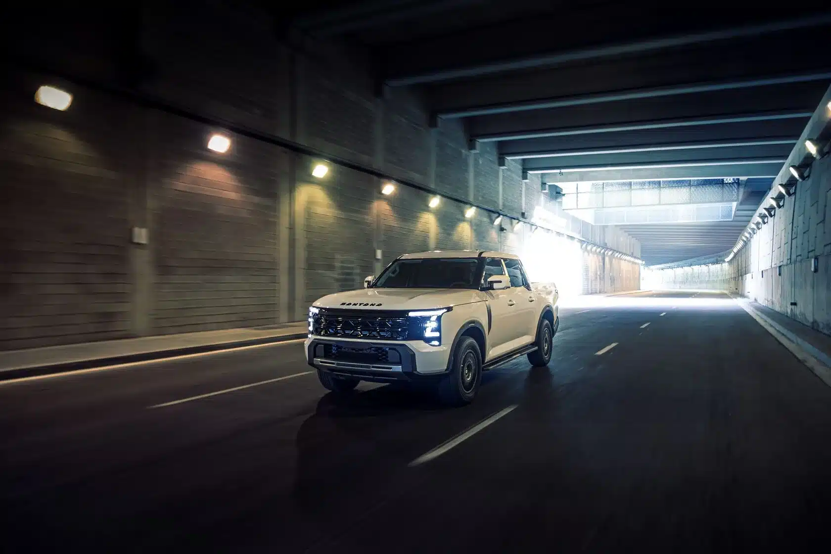 Santana 400 D Pick-up in Weiß fährt durch einen beleuchteten Tunnel.