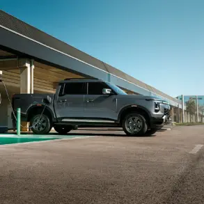 Santana 400 PHEV Pick-up beim Laden an einer E-Ladesäule auf einem Parkplatz.
