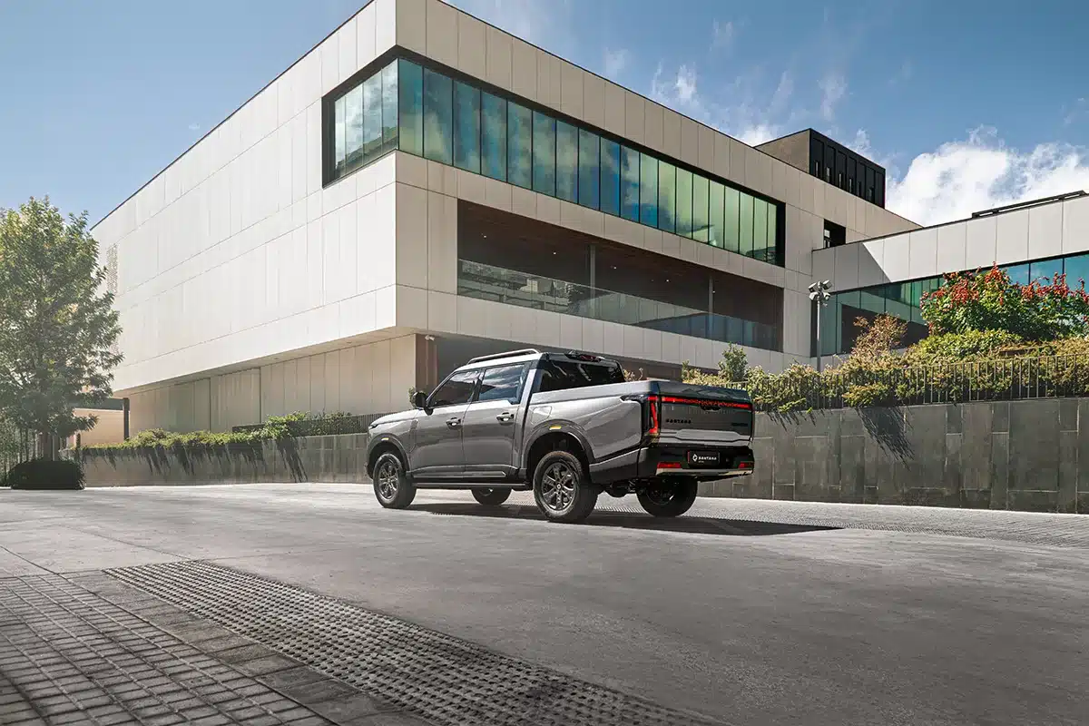 Santana 400 PHEV Plug-in-Hybrid-Pickup in Grau auf der Straße vor einem modernen Gebäude