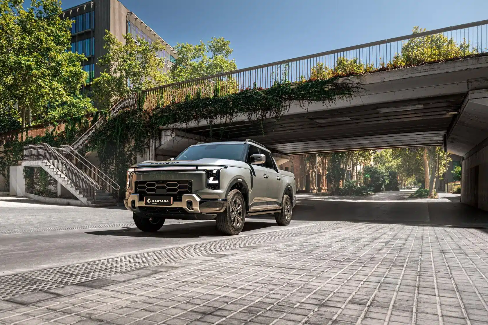 Santana 400 PHEV Pick-up vor einer Unterführung in der Stadt