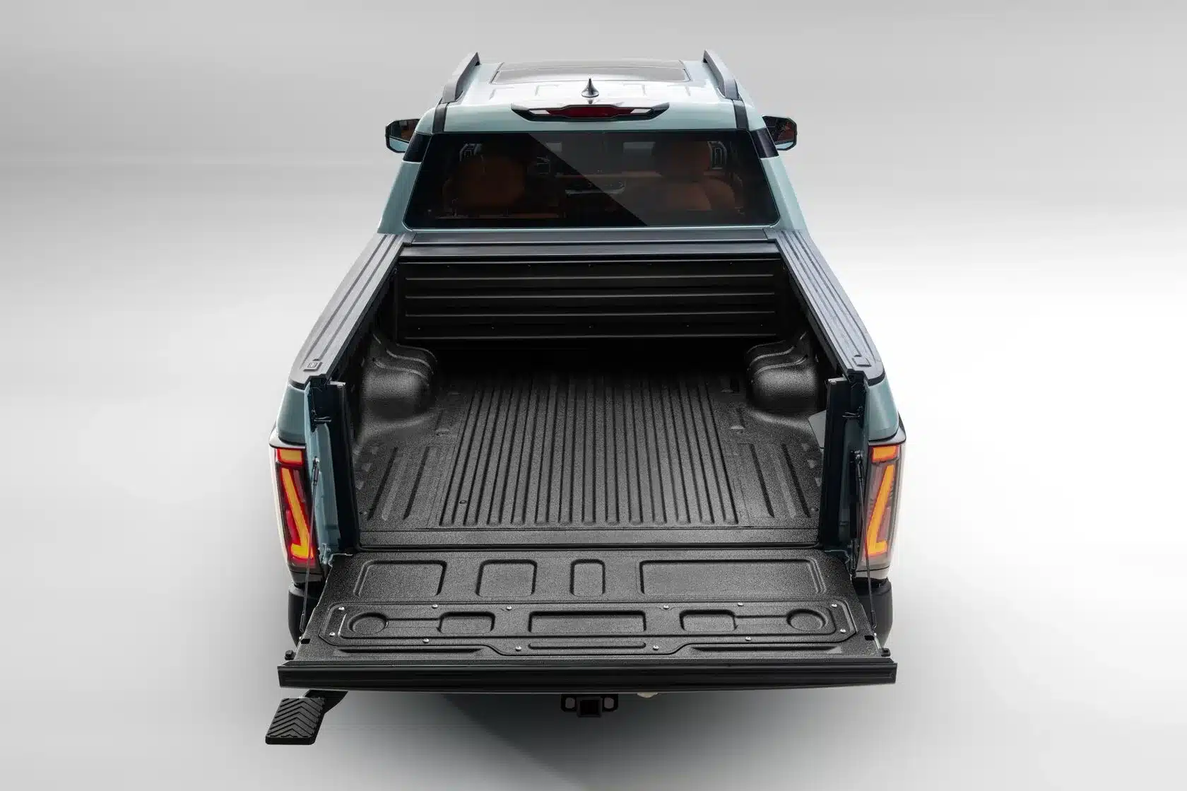 Offene und robuste Ladefläche eines Santana 400 PHEV Pick-ups von hinten fotografiert