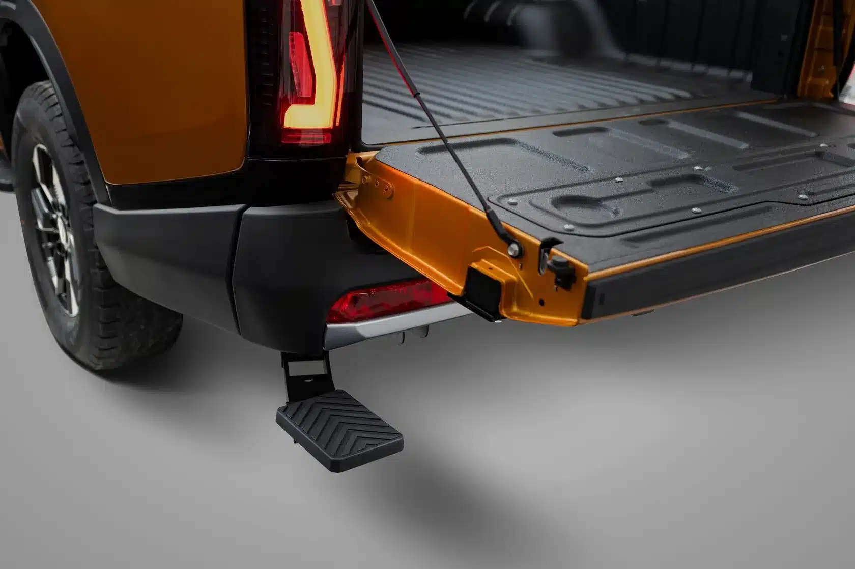 Nahaufnahme der geöffneten Ladefläche eines Santana 400 PHEV Pick-up mit ausfahrbarer Trittstufe