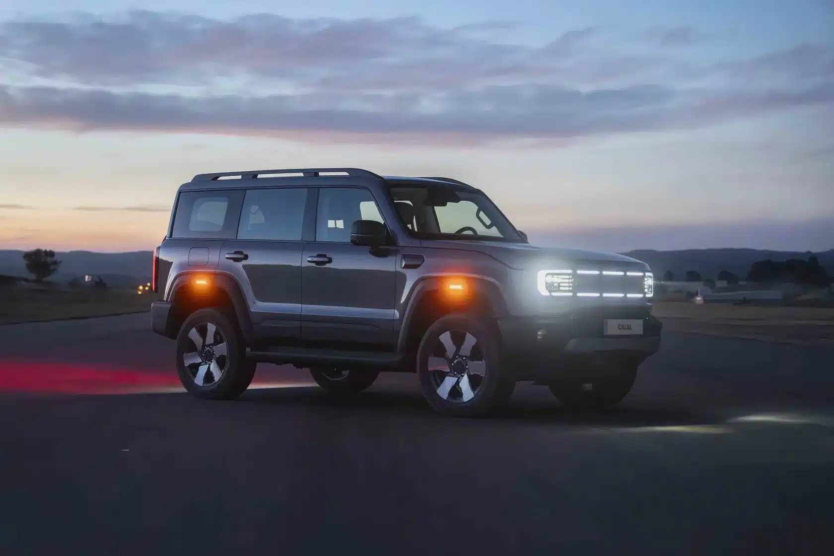 Der Santana Cajal Offroader in Seitenansicht bei Sonnenuntergang mit eingeschaltetem LED-Tagfahrlicht