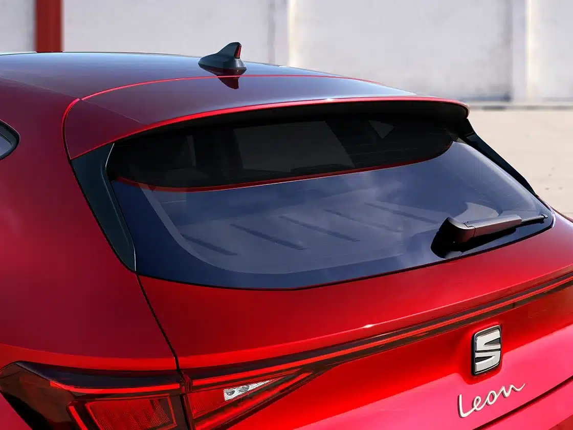 Das Heck eines roten SEAT Leon mit durchgehendem LED-Hecklicht und Dachspoiler.
