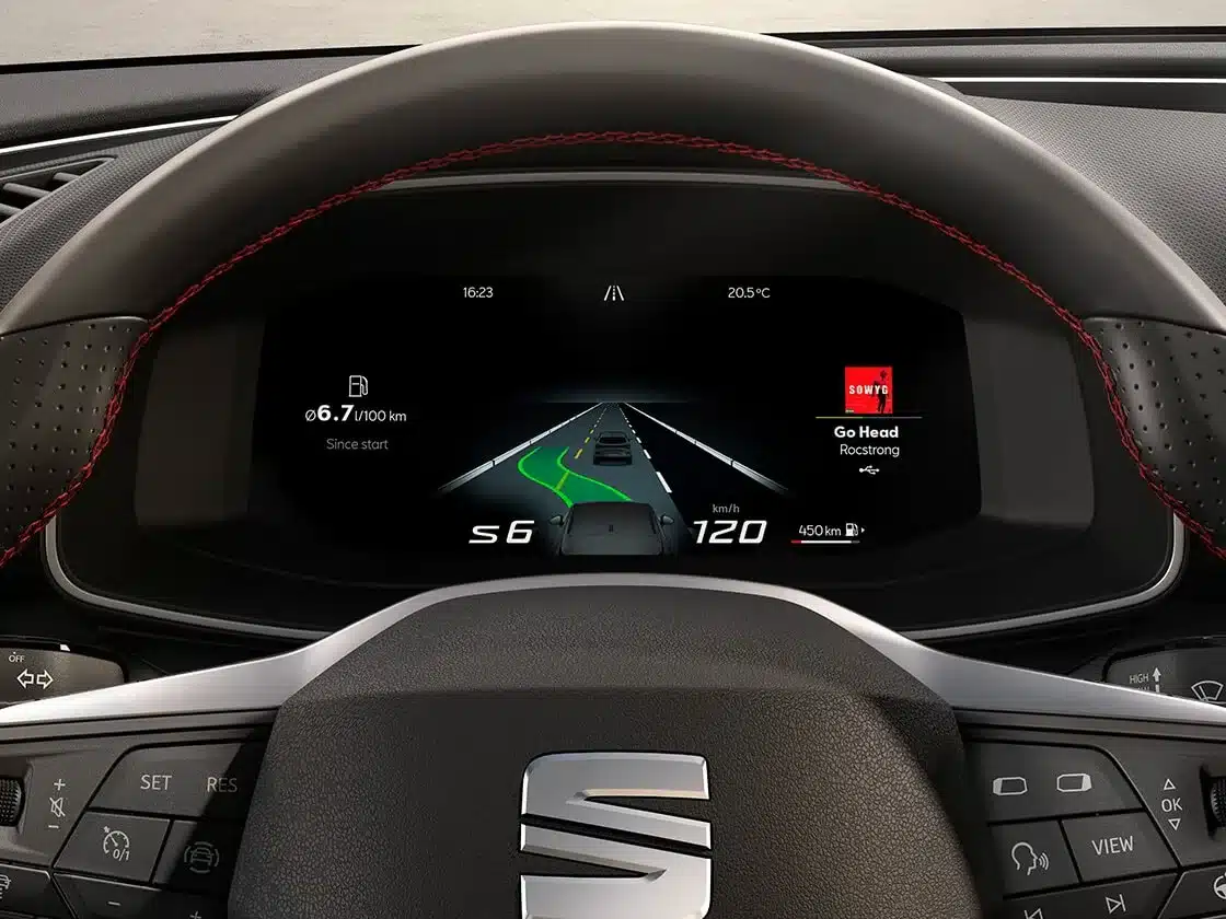 Digitales Instrumenten-Display des SEAT Leon mit Fahrinformationen und Navigation