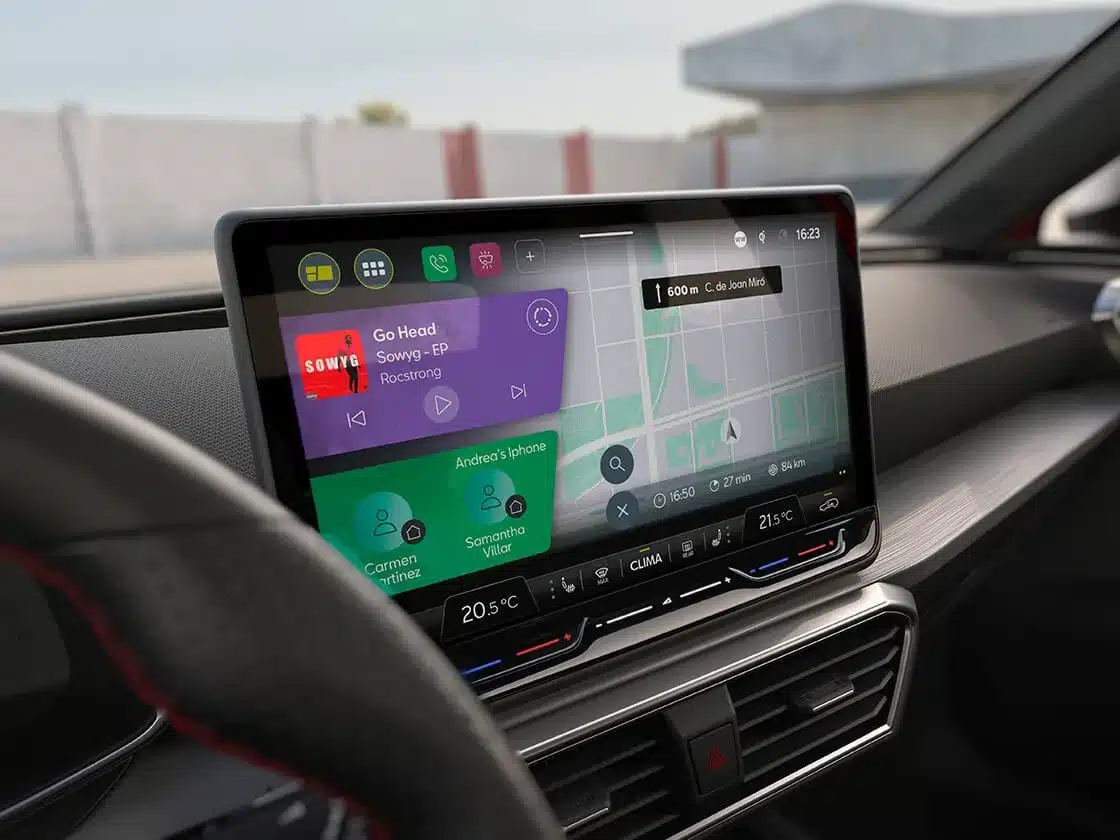 Zentraler Touchscreen mit Navigations- und Musiksteuerung im SEAT Leon Cockpit.