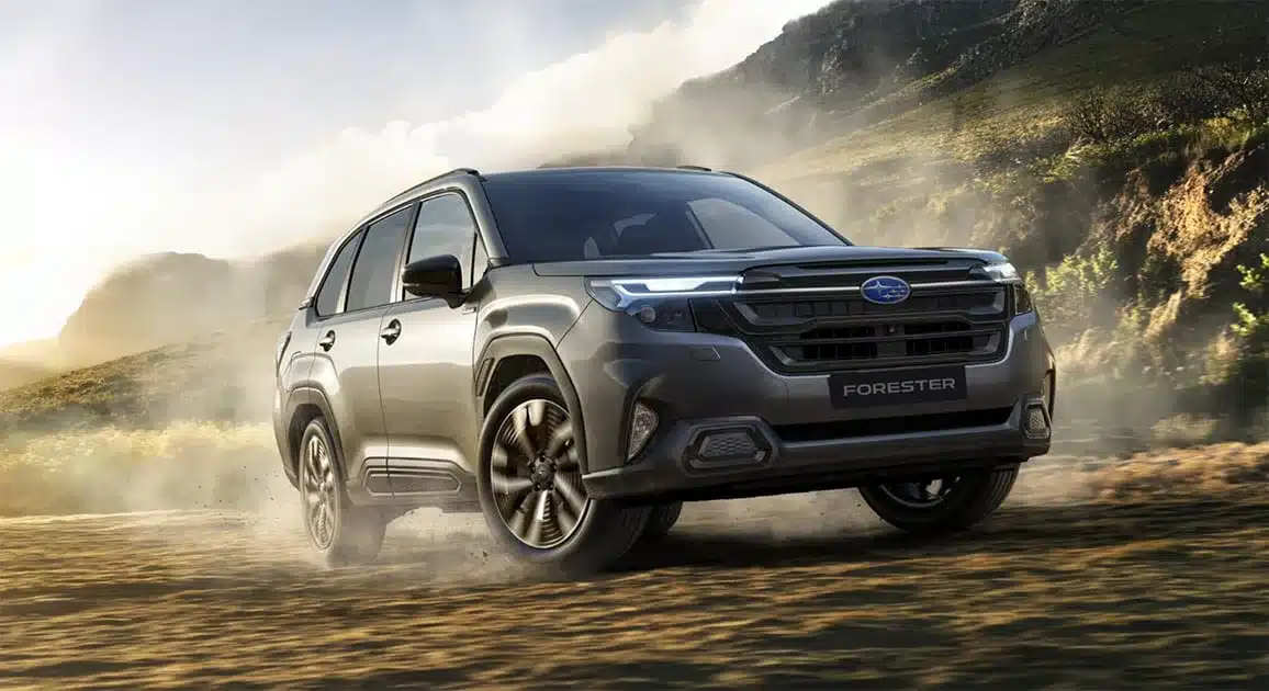 Subaru Forester e-BOXER fährt dynamisch auf einer staubigen Offroad-Strecke