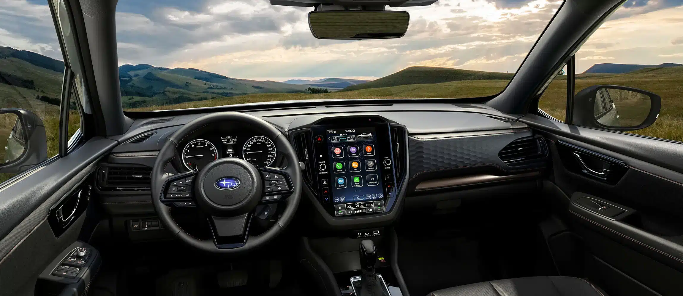 Innenraum des Subaru Forester e-BOXER mit Digitaldisplay und Lenkrad vor Naturkulisse