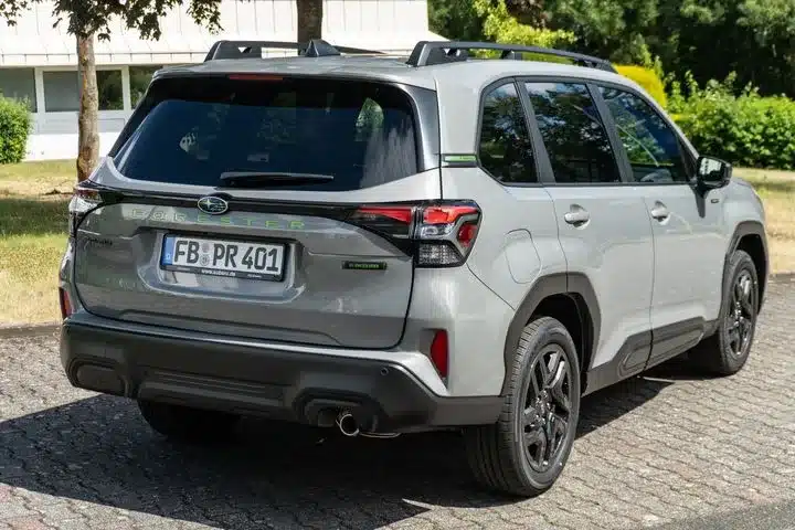 Subaru Forester e-BOXER, sechste Generation, Heckansicht, metallicgrau, geparkt im Grünen