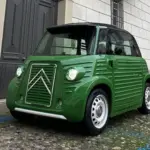 TYPE-AMI MicroCar von Caselani, grün, im Retro-Look mit HY-Anklängen, vor einem Stadthaus geparkt