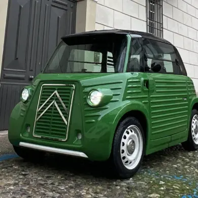 TYPE-AMI MicroCar von Caselani, grün, im Retro-Look mit HY-Anklängen, vor einem Stadthaus geparkt