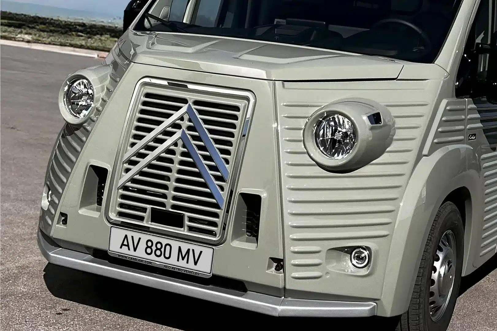 Detailaufnahme der Front des Caselani Type H Food Trucks mit runden Scheinwerfern und Citroën-Logo.