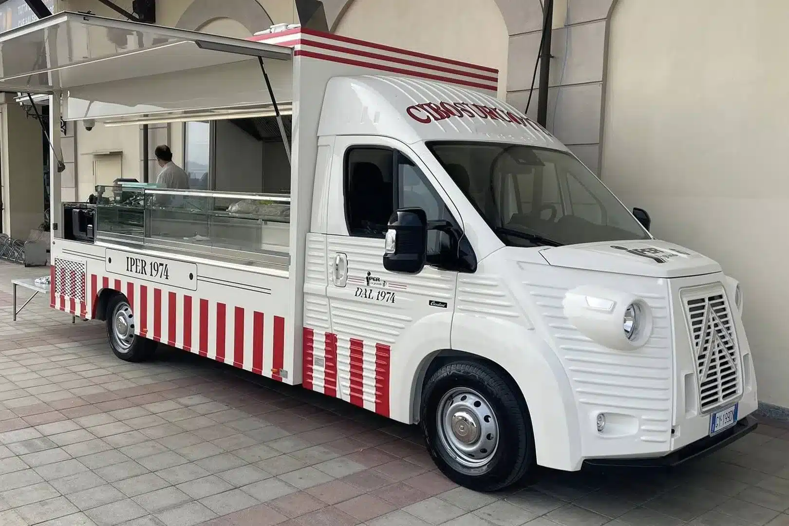 Caselani Type H Food Truck mit Retro-Front im Stil des Citroën HY und geöffneter Verkaufsklappe