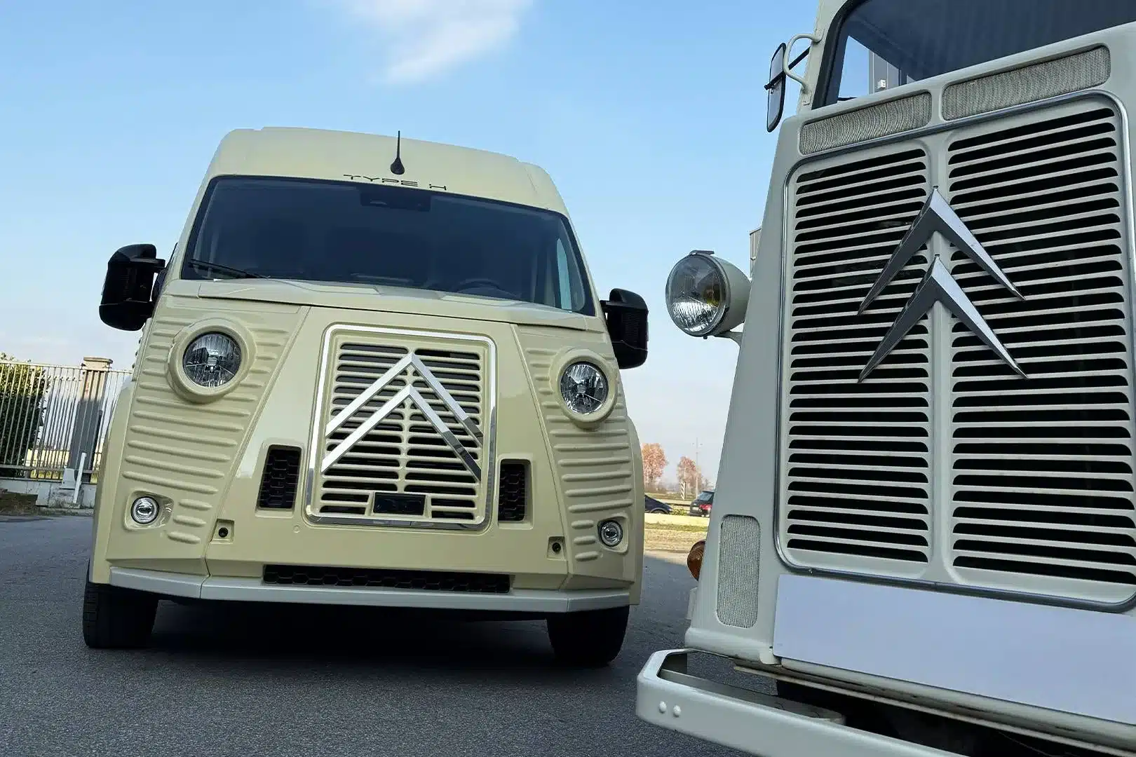 Vergleich zwischen modernem Citroën Type H Food Truck von Caselani und dem historischen Citroën Type H