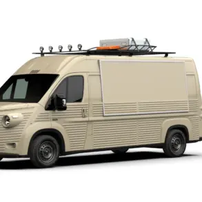 TYPE H FOOD TRUCK WILDCAMP in beige mit markanter Front, Dachträger und Seitenausgabe.