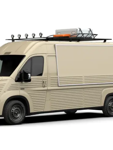TYPE H FOOD TRUCK WILDCAMP in beige mit markanter Front, Dachträger und Seitenausgabe.
