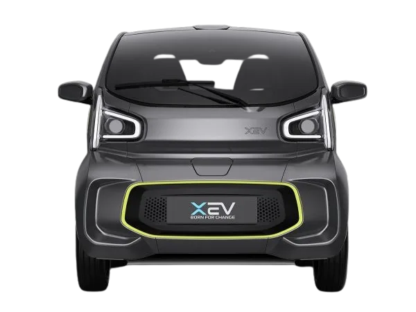 Frontansicht des XEV YOYO, eines kleinen, elektrischen Stadtwagens mit modernen Scheinwerfern und markanter Stoßstange.