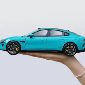 Xiaomi SU7 Modellauto 1:18 in Aqua Blue auf einer Hand vor neutralem Hintergrund