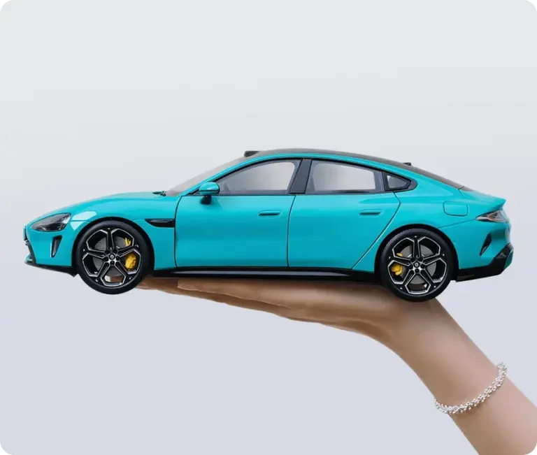 Xiaomi SU7 Modellauto 1:18 in Aqua Blue auf einer Hand vor neutralem Hintergrund