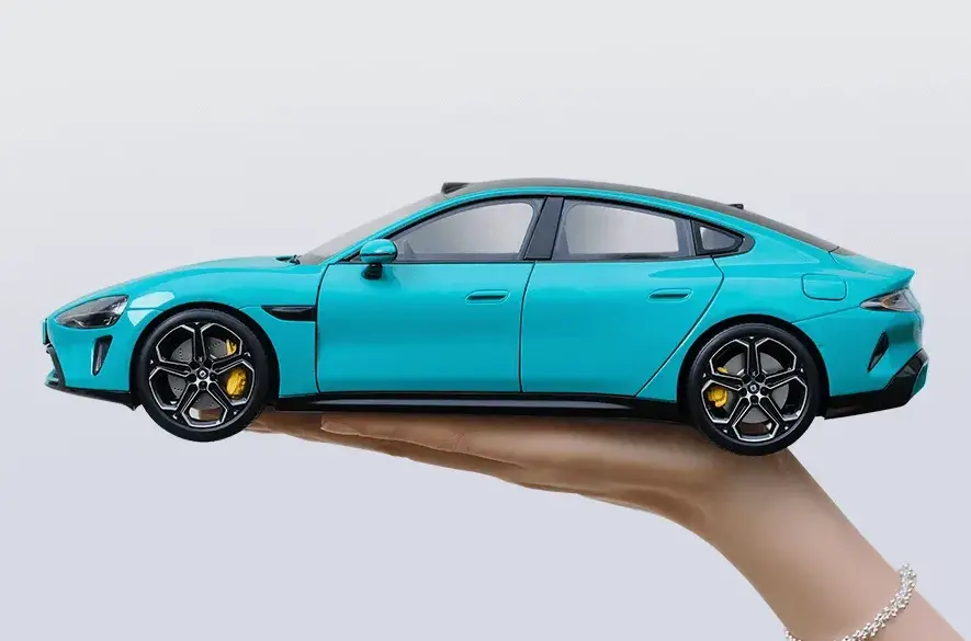 Xiaomi SU7 Modellauto 1:18 in Aqua Blue auf einer Hand vor neutralem Hintergrund