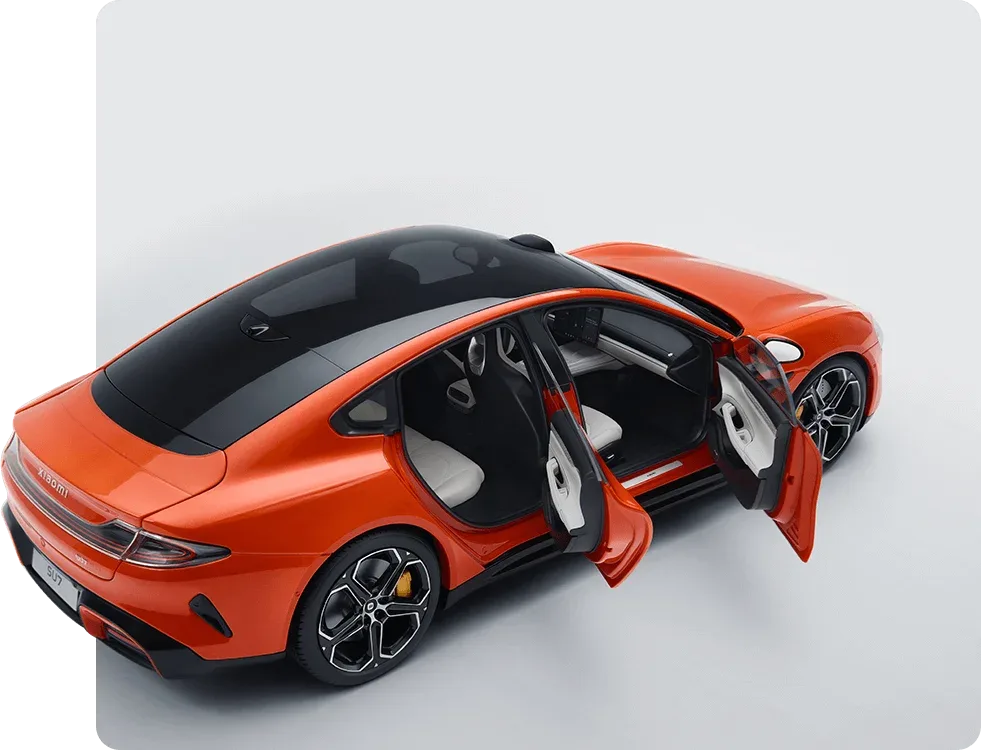Xiaomi SU7 Modellauto im Maßstab 1:18 in Orange mit geöffneten Türen und detailliertem Innenraum