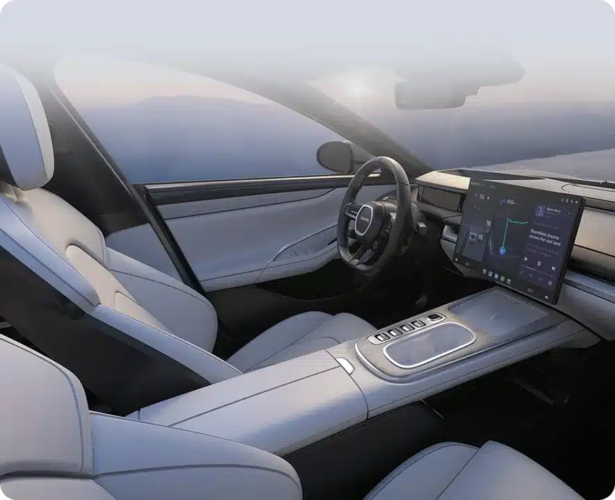 Moderner Innenraum eines Autos mit großem Infotainment-Bildschirm und weißen Ledersitzen