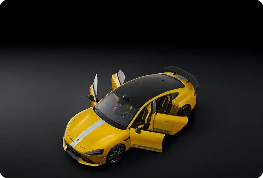 Gelbes Xiaomi SU7 Ultra Modellauto 1:18 mit geöffneten Türen, Carbon-Optik und Spoiler auf schwarzem Hintergrund.