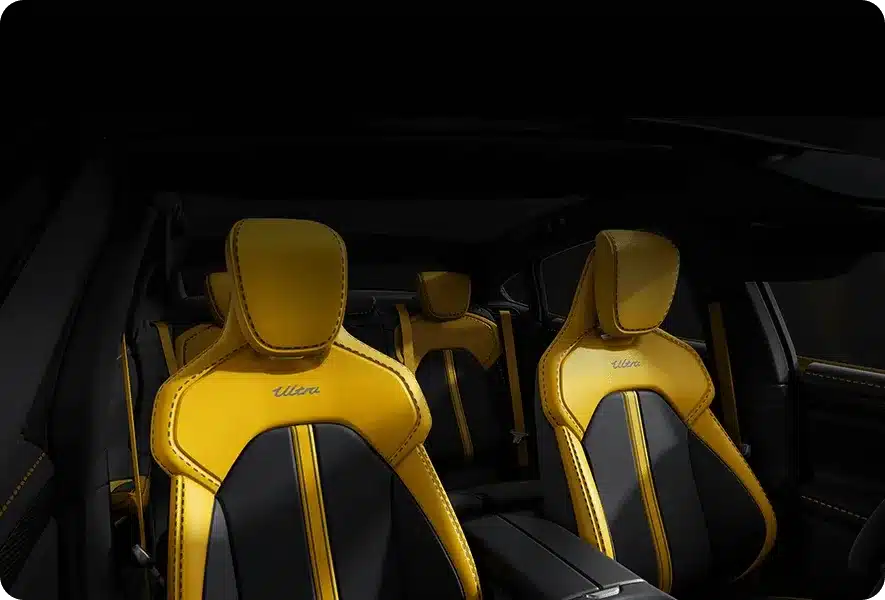 Gelb-schwarzer Innenraum mit Sportsitzen im Xiaomi SU7 Ultra 1:18 Modellauto
