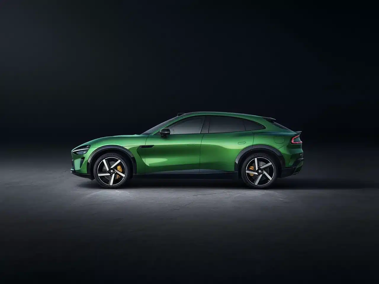 Xiaomi YU7 GT Elektro-SUV in grüner Lackierung, Seitenansicht vor dunklem Hintergrund