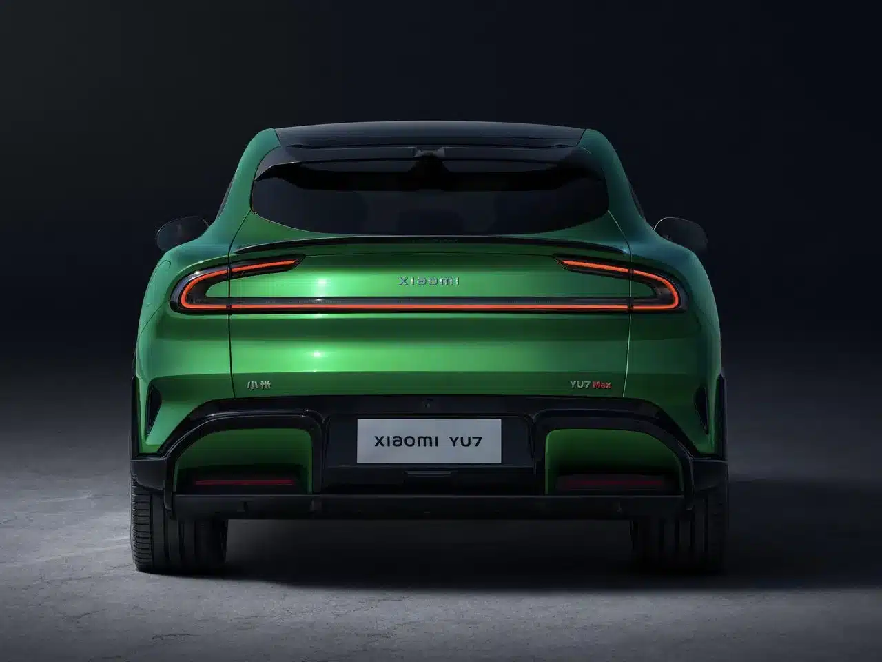 Rückansicht eines grünen Xiaomi YU7 Max SUV mit durchgehendem LED-Rücklicht und sportlichem Design.