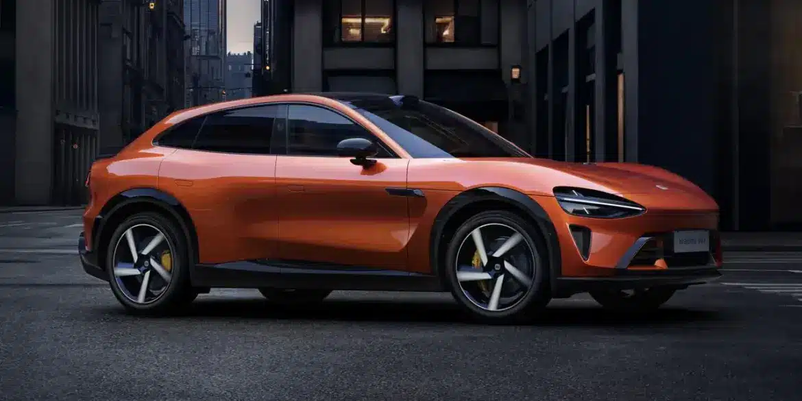 Seitenansicht des Xiaomi YU7 GT SUV in Crimson Red auf einer Straße in der Stadt