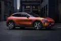 Seitenansicht des Xiaomi YU7 GT SUV in Crimson Red auf einer Straße in der Stadt