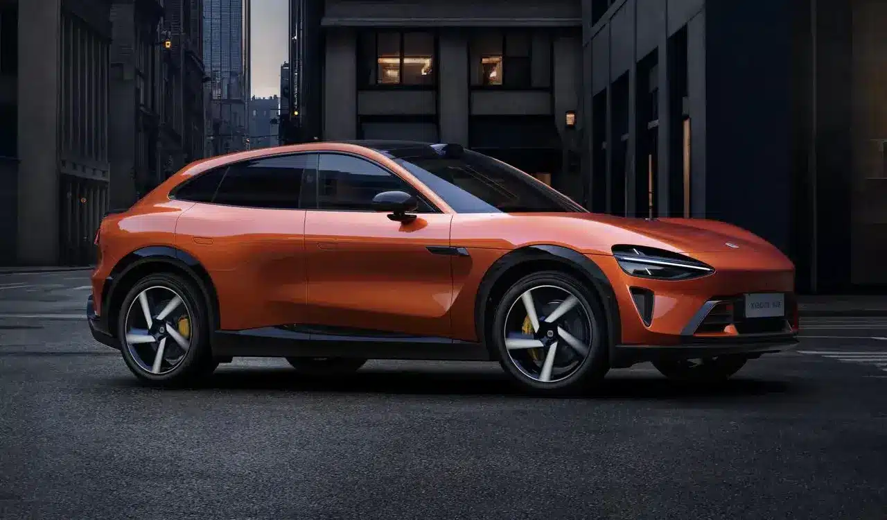 Seitenansicht des Xiaomi YU7 GT SUV in Crimson Red auf einer Straße in der Stadt