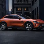 Seitenansicht des Xiaomi YU7 GT SUV in Crimson Red auf einer Straße in der Stadt