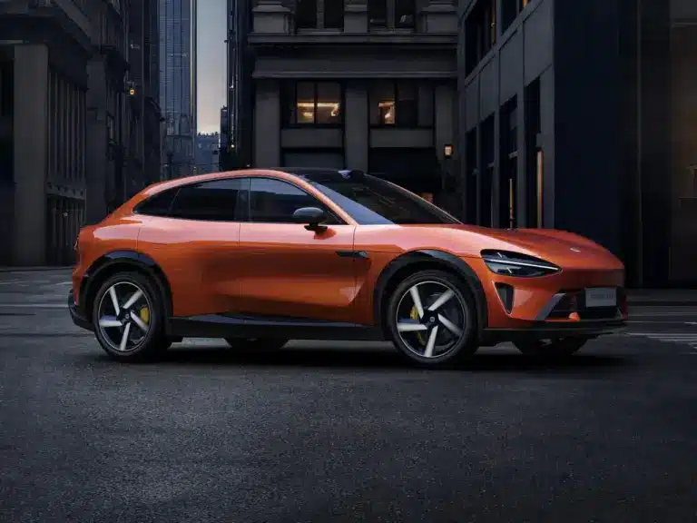 Seitenansicht des Xiaomi YU7 GT SUV in Crimson Red auf einer Straße in der Stadt