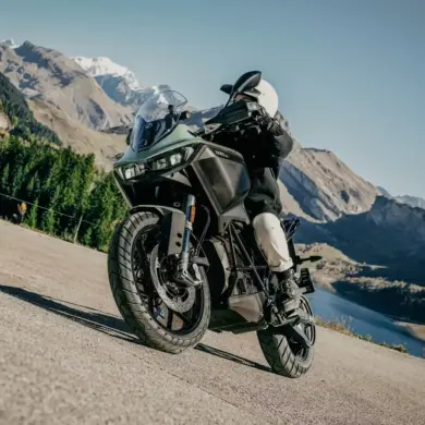 Zero DS Elektromotorrad in schwarzer Lackierung vor Bergkulisse auf Asphaltstraße