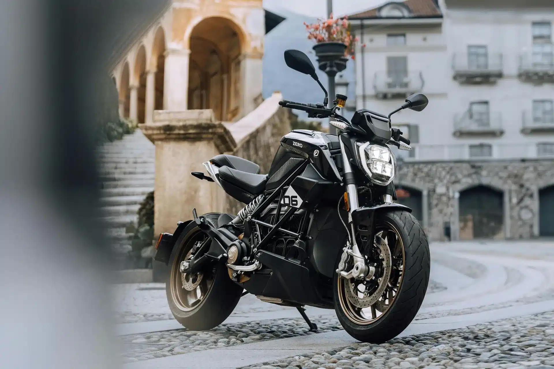 Zero SR/F Elektro-Naked-Bike in urbaner Umgebung