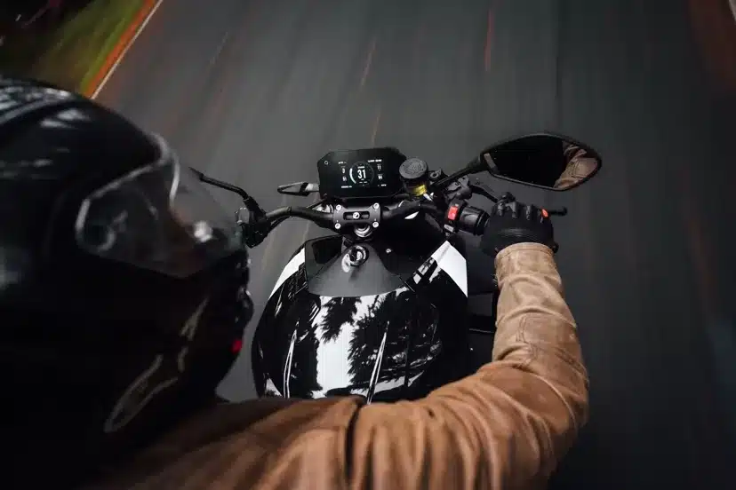 Fahrer auf einer Zero SR/F aus der Vogelperspektive mit Blick auf das digitale Cockpit und die Straße.