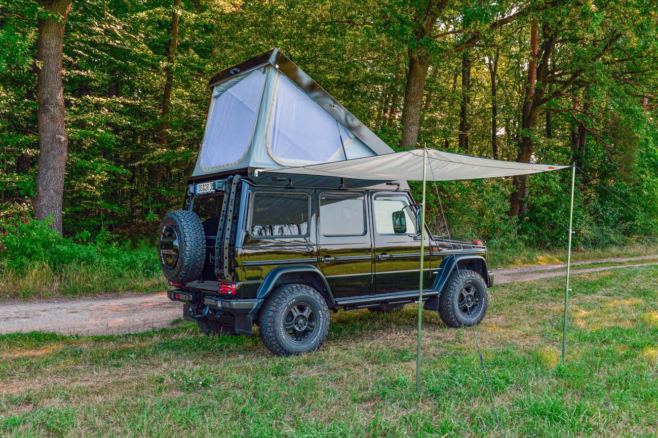Mercedes G als nobler Minicamper – Dachzelt und Markise