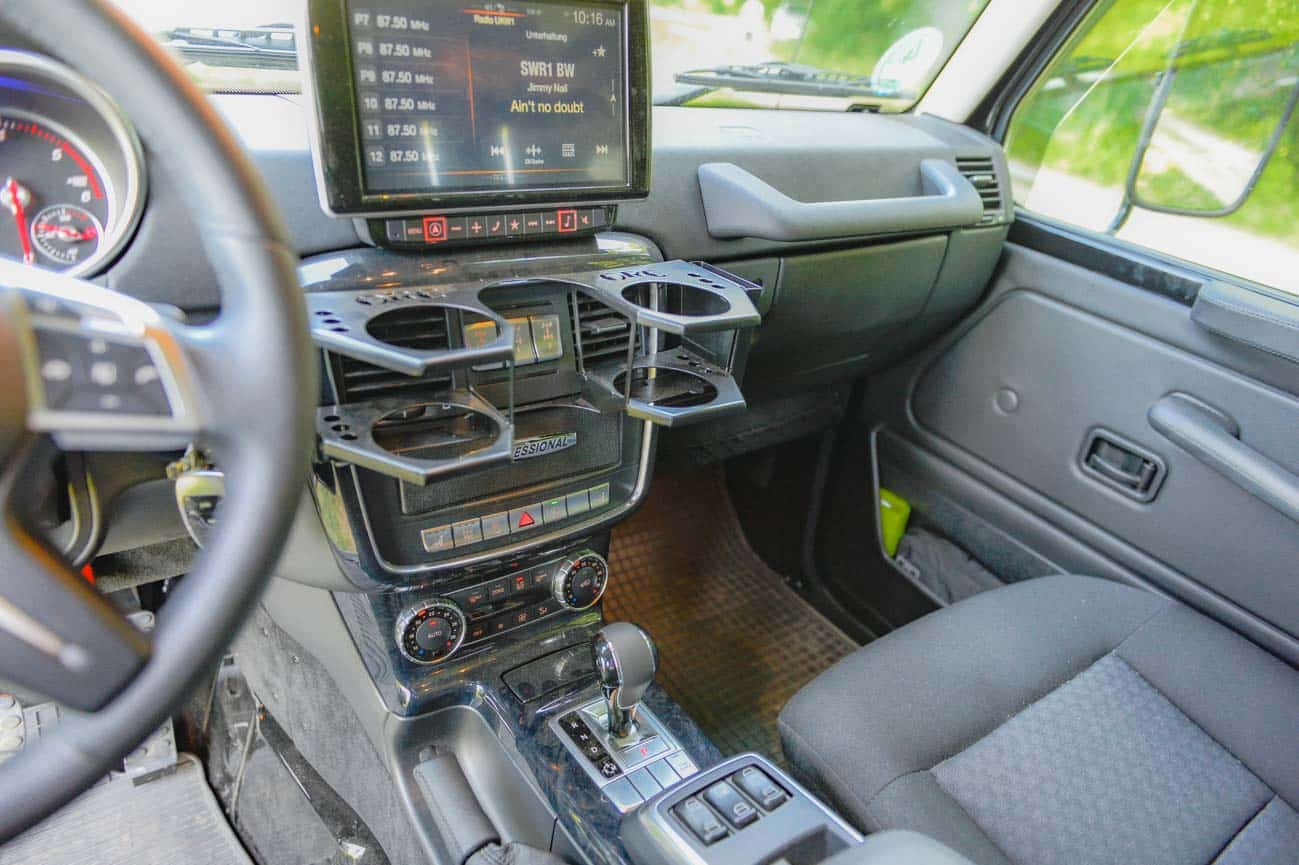 Mercedes G als nobler Minicamper – Getränkehalter