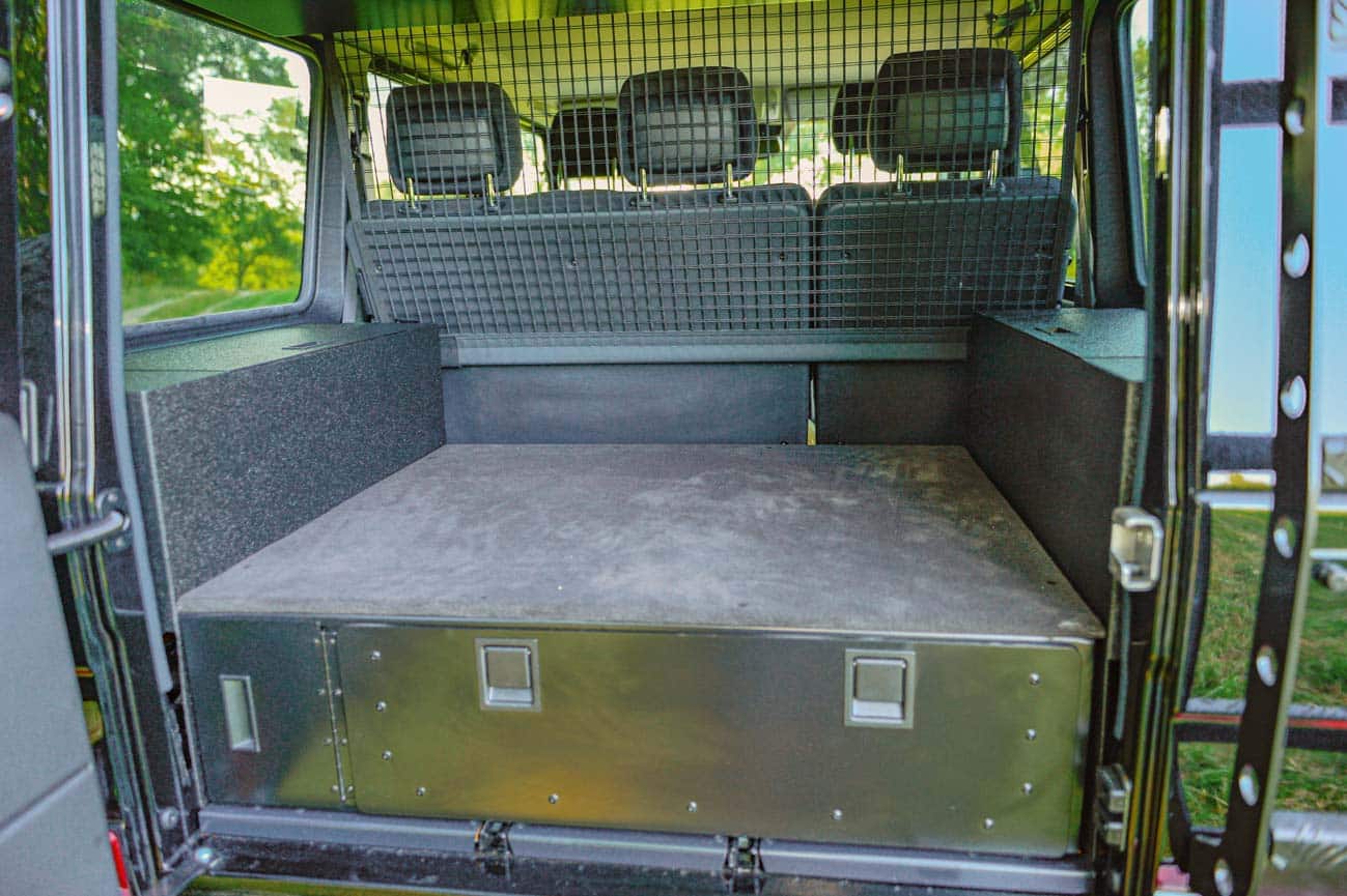Mercedes G als nobler Minicamper – Staukästen und Schublade