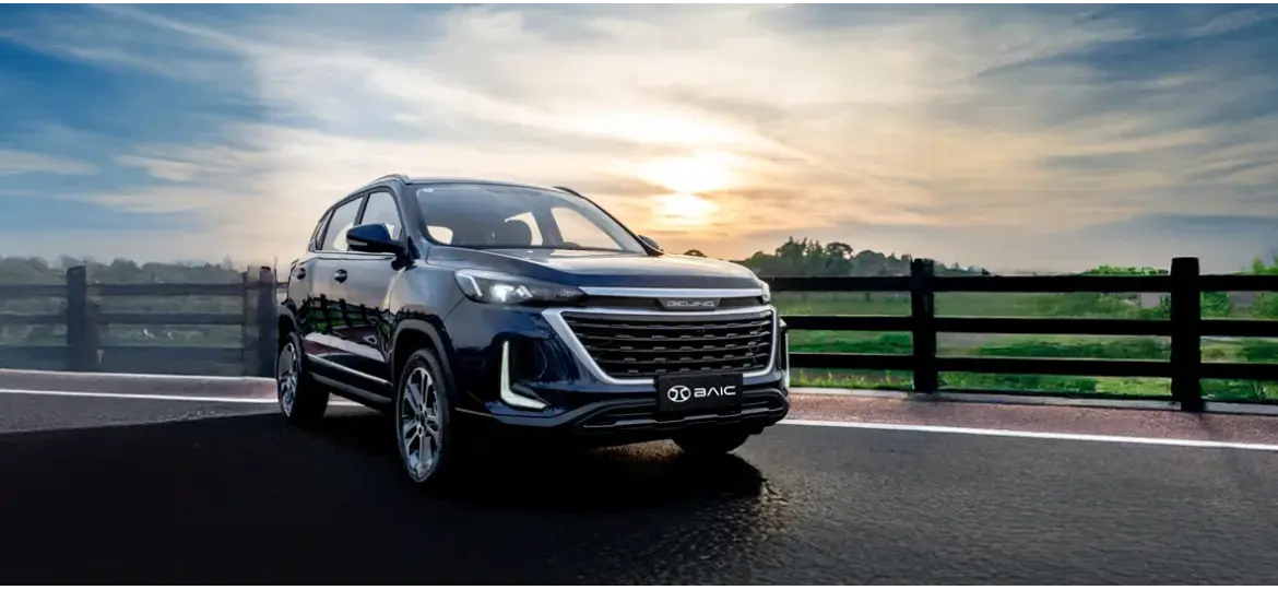 Frontansicht des BAIC Beijing X35 auf einer Landstraße vor Sonnenuntergang