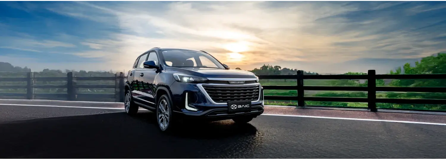 Frontansicht des BAIC Beijing X35 auf einer Landstraße vor Sonnenuntergang