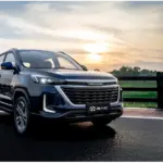 Frontansicht des BAIC Beijing X35 auf einer Landstraße vor Sonnenuntergang